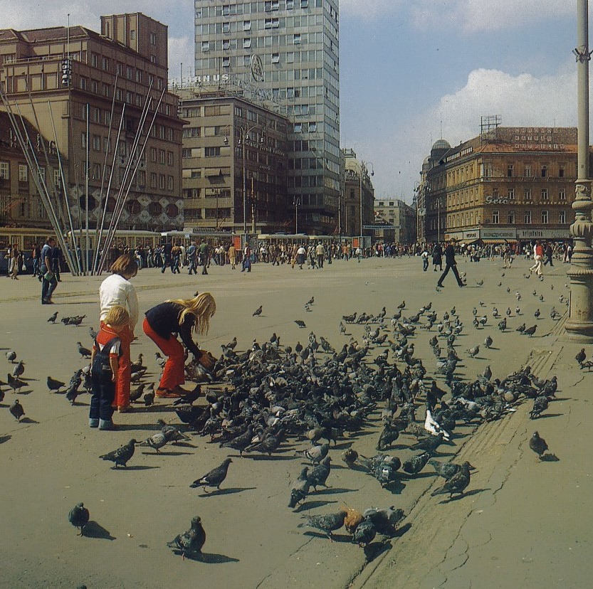 Trg Republike (današnji Trg bana Jelačića) 1983. godine, hranjenje golubova